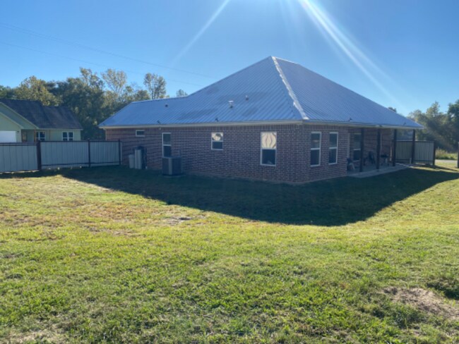 Building Photo - 100 Sunset Dr