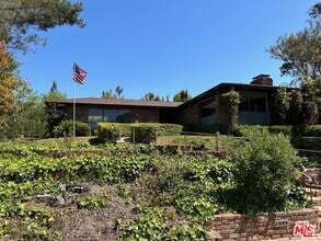 Building Photo - 809 Toulon Dr