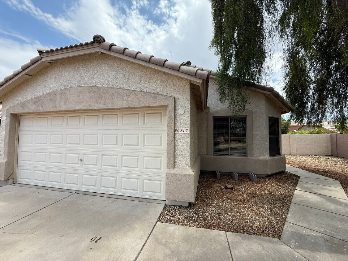 Foto principal - Spacious 4-Bedroom Home with Large Backyar...
