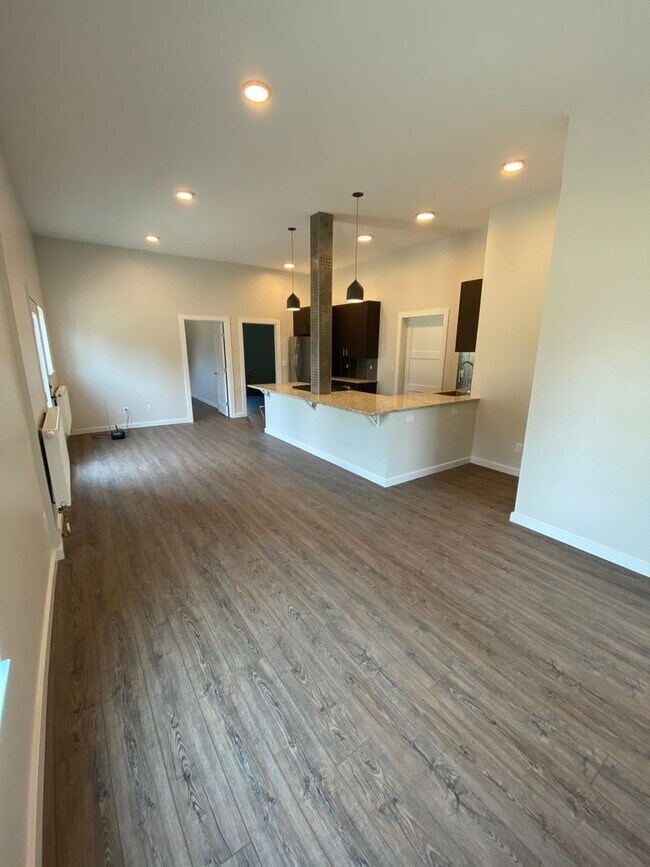 Foto del edificio - Location Downtown!  3 Bedroom, 2 Bath. COMPLETELY RENOVATED! Must see!