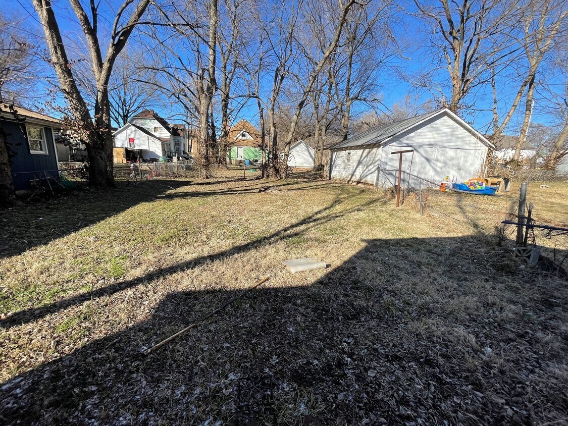 Building Photo - 2 Bedroom 1 Bathroom Home. PET FRIENDLY