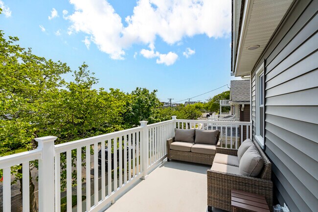 BALCÓN PRIVADO - 227 16th Ave