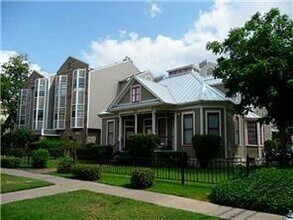 Building Photo - 915 W 23rd St