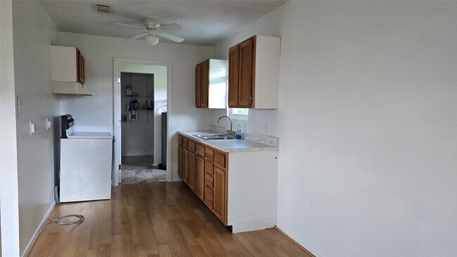 Foto del edificio - 2739 Lawrence Rd