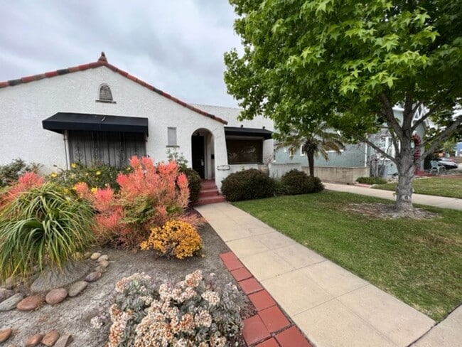Building Photo - 2 Bedroom-1 Bathroom Single Story Home in ...