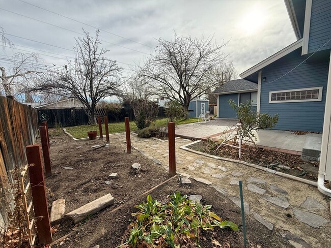 Building Photo - Beautiful expansive home for lease