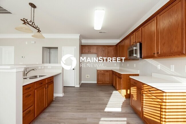 Building Photo - 4 Bedroom Pet-Friendly Home in Charlotte, NC with Main Street Renewal