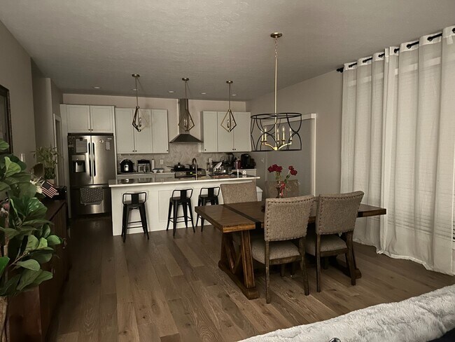 Foto del edificio - Beautiful 4BR/3.5BA Home in Granger – Spac...