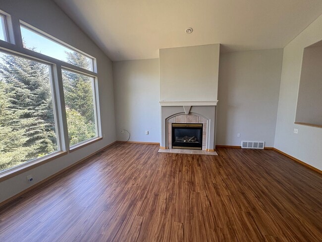 Building Photo - Gorgeous Eagle Ridge 4 Bedroom 3 Bathroom Home