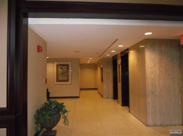 Building Photo - 2100 Linwood Ave
