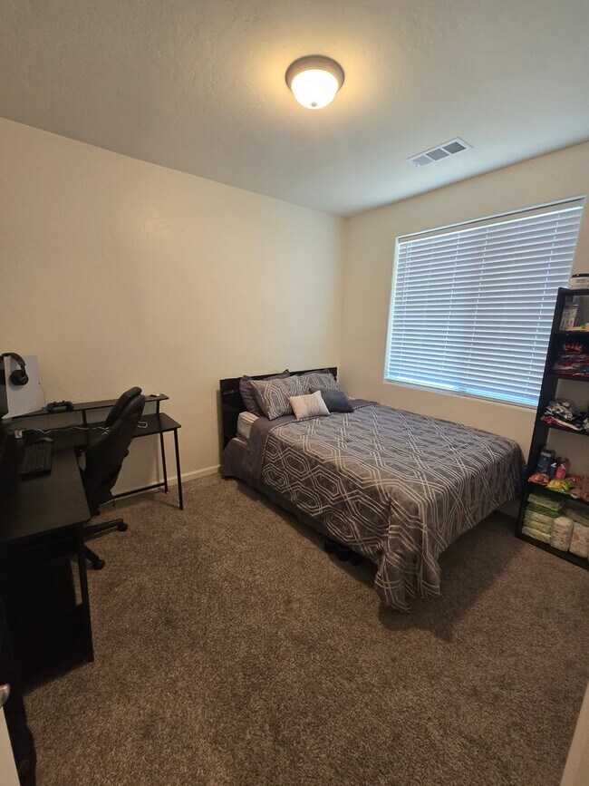 Foto del edificio - 3 BR 2 BA available soon