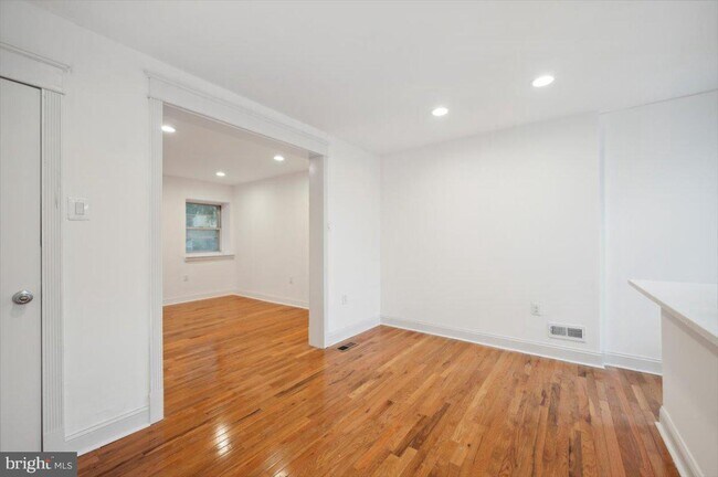 Building Photo - 423 Croyden Rd