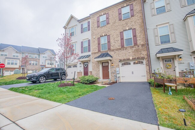 Building Photo - Exciting 3 BR/2.5 BA Townhome in Hanover!