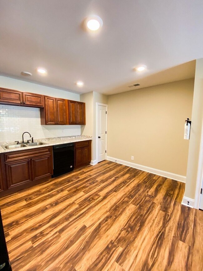 Foto del edificio - 102 Meadow Ln