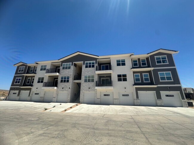 Foto del edificio - Luxury 3 bedroom Condo in Desert Color!