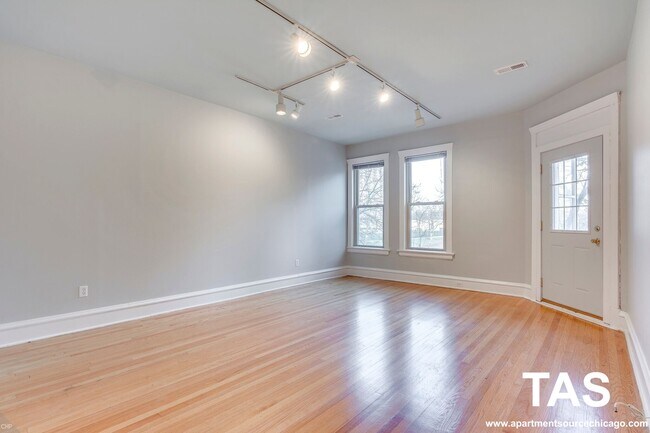 Building Photo - 4116 N Clarendon Ave