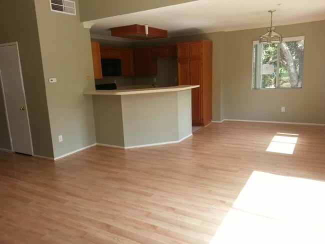 Building Photo - 2572 Avenida Del Vista