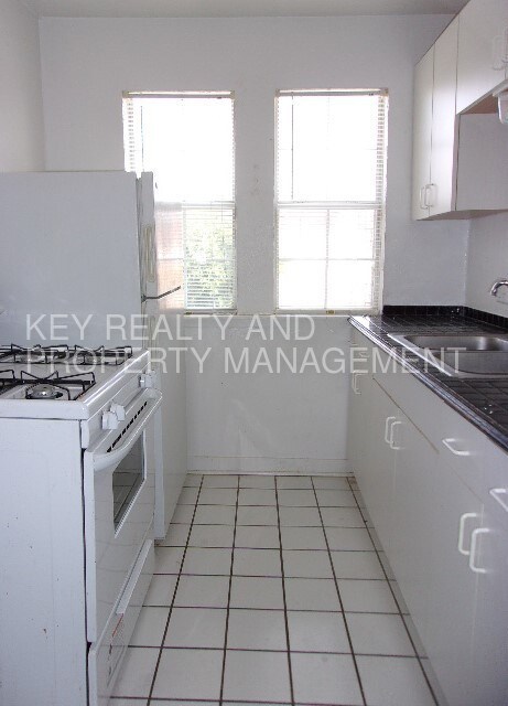 Building Photo - Jefferson Park Brownstone Studio Apartment