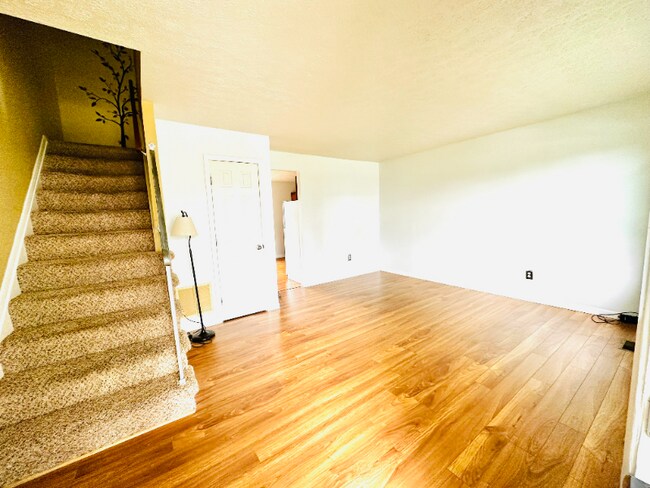 Building Photo - 524 Burlington Ct