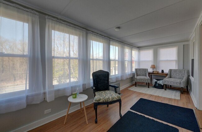 Building Photo - Centrally located 2 Bedroom, 2 Bathroom ho...