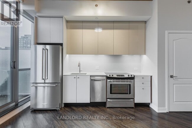 Building Photo - 8 Gladstone Ave