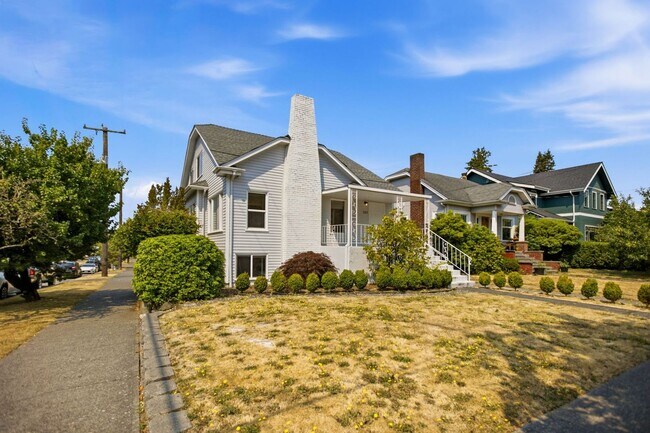 Foto del edificio - Steps from Green Lake ,6 bed 3 bath home with 2 kitchens and 2 laundry rooms.