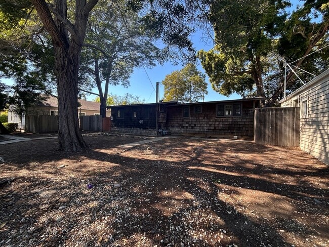 Building Photo - 0161  1212-20 Fredericks/390 Hathway