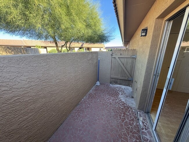 Foto del edificio - Well Maintained Condo in La Cresenta