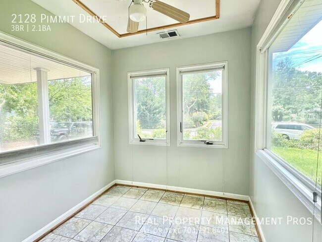 Building Photo - Charming and Spacious Pimmit Hills Home!