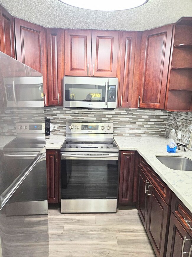 Building Photo - Royal Queen Emma 2 Bedroom 2 Bathroom 2 Pa...