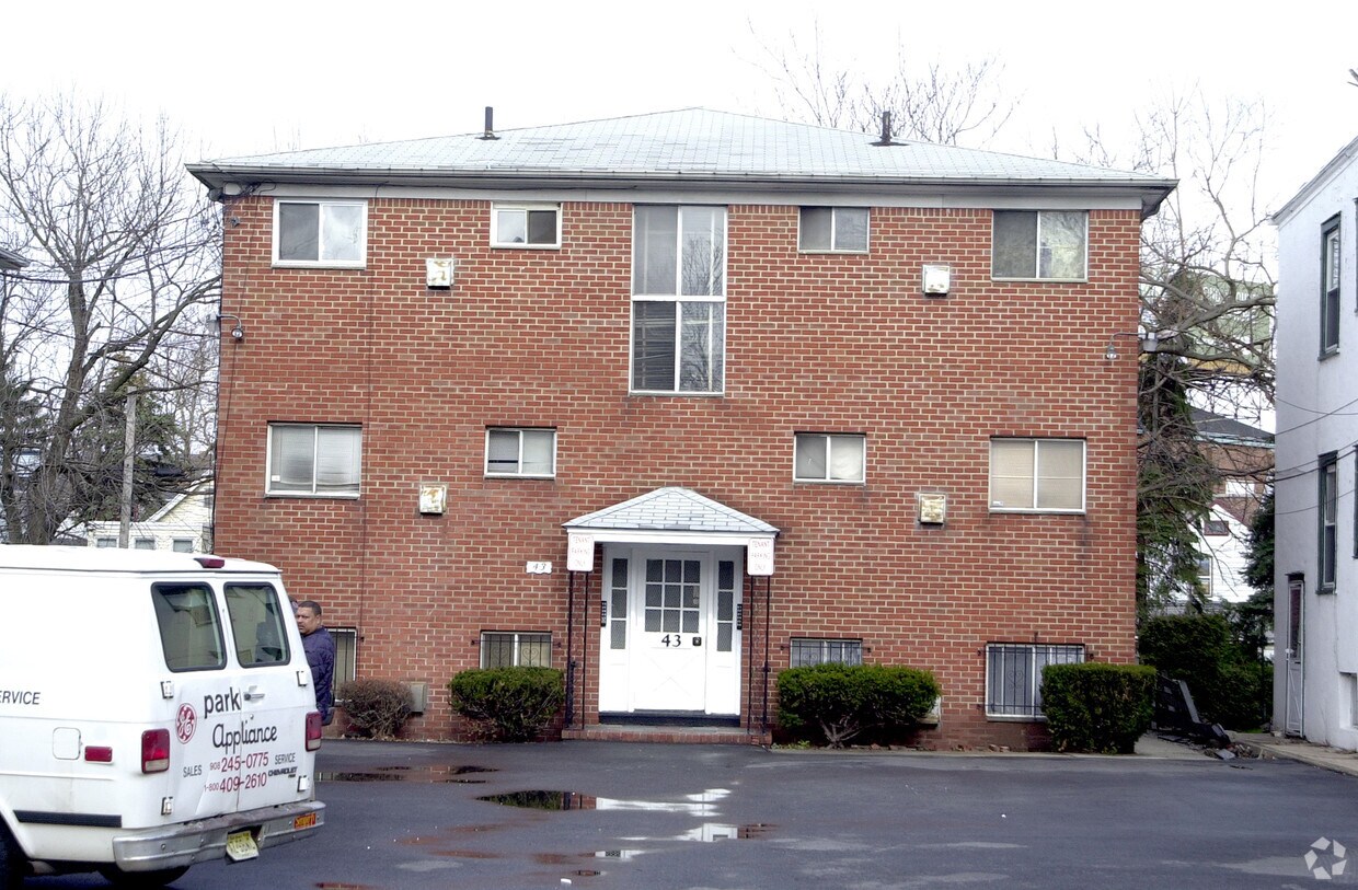 Primary Photo - 43 Bruen Ave