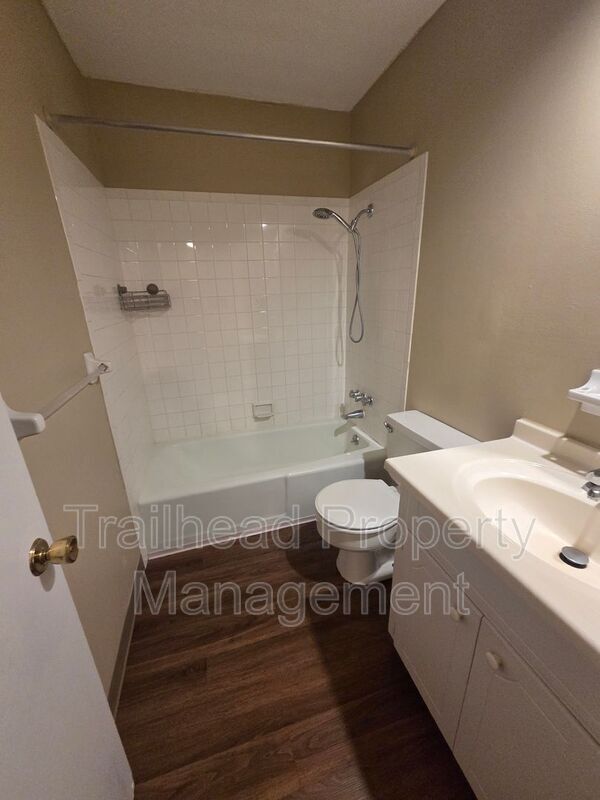 Foto del edificio - 5801 Woodson Dr