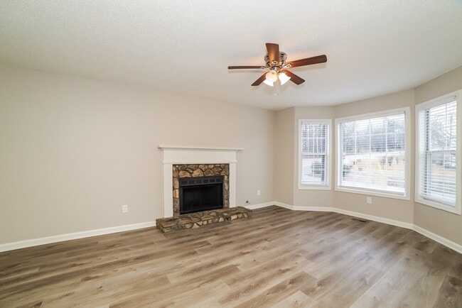 Foto del edificio - 100 Ashford Dr