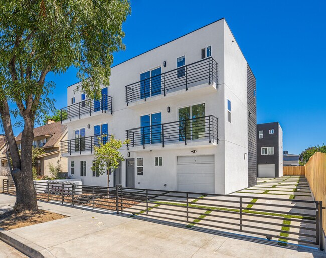 Foto del edificio - 6832 Hazeltine Ave