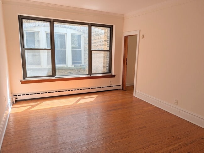 Building Photo - 1405 W Jarvis Ave