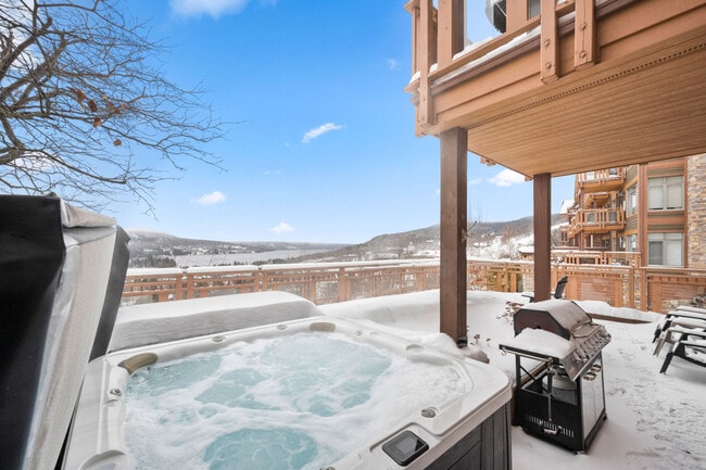Building Photo - 170 Chem. au Pied de la Montagne