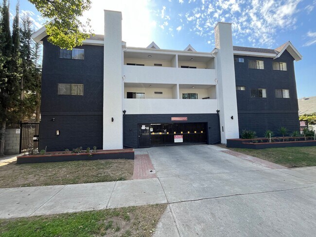 Building Photo - 420 Windsor Rd