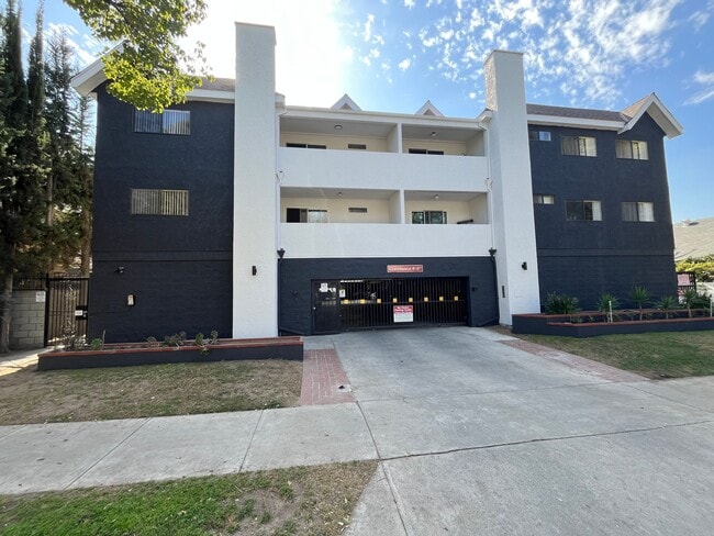 Building Photo - 420 Windsor Rd