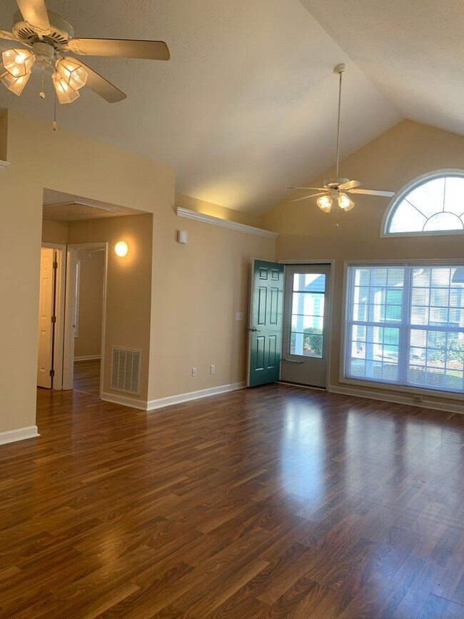 Foto del edificio - 2 Bedroom 2 Bath Townhouse Available Now on Jasmine Cove Way