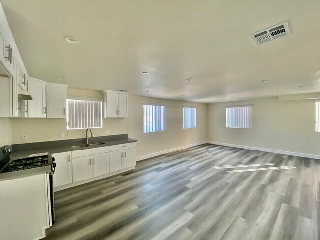 Building Photo - 3019 Raymond Ave