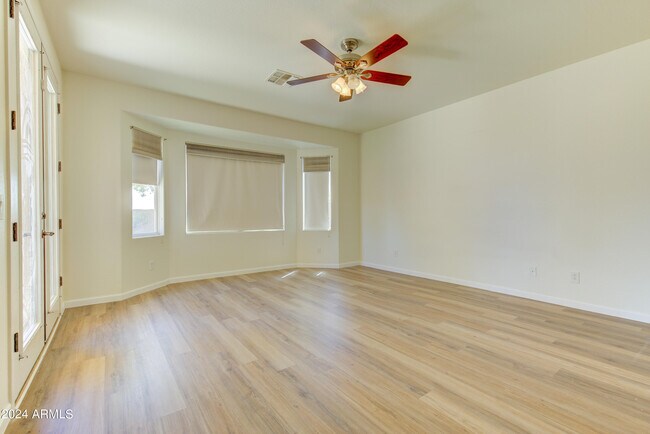 Foto del edificio - 575 S 219th Dr