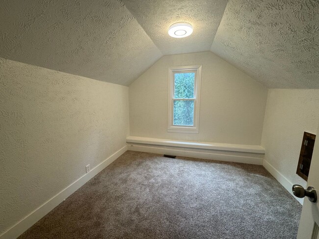 Foto del edificio - Centrally located 4 bedroom 1 bath
