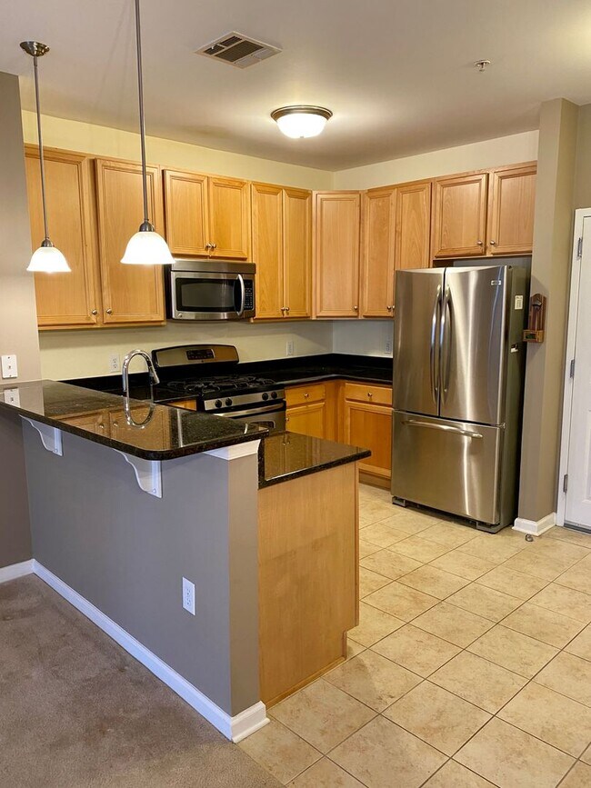 Building Photo - 2-Bedroom/2-Bathroom Apartment in the Hear...