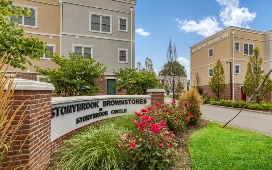 Primary Photo - 19 Stonybrook Cir