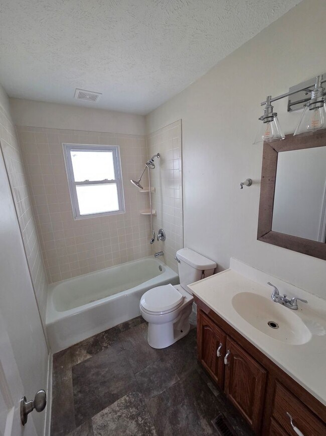 Foto del edificio - Newly remodeled 4/2/2 with fenced in backyard