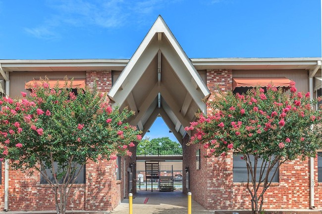 Building Photo - Oak Tree Apartments