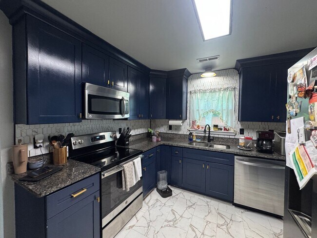 Foto del edificio - 2041 Midway Ave
