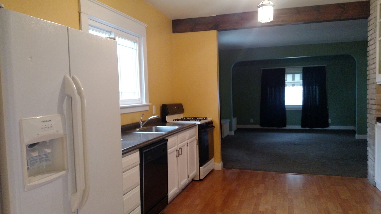 Open kitchen - 179 Rossler Ave