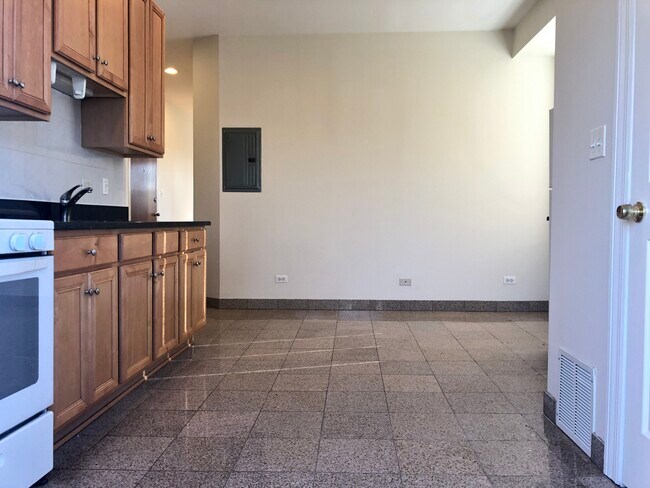 Kitchen - 4654 N Avers Ave