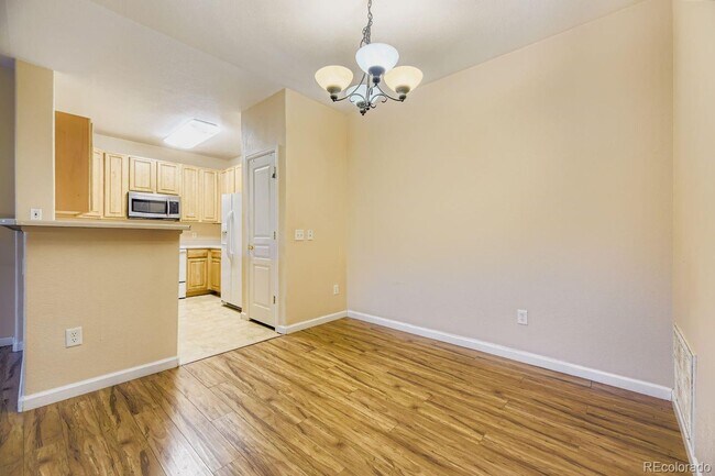 Foto del edificio - Bright and open three bedroom two full bat...